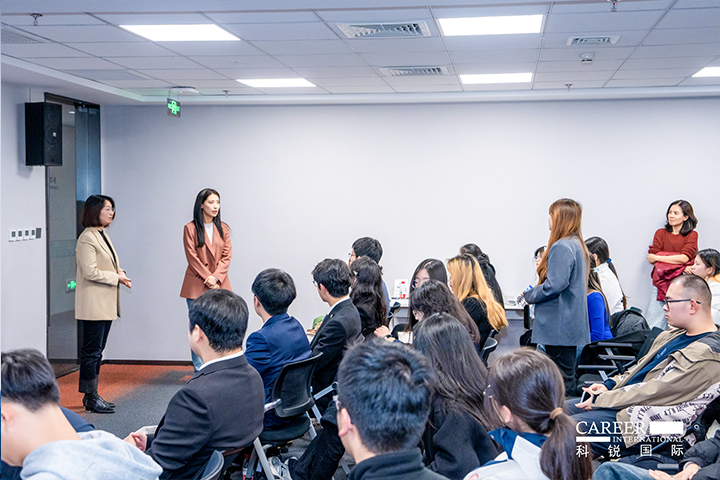 知名人力资源服务商918博天堂官网国际的相关资深顾问与企业高级负责人在参访末尾回答现场关于人力资源产业的问题