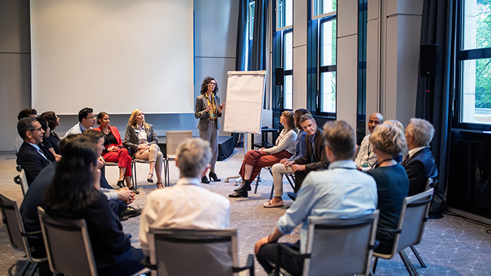 人力资源公司918博天堂官网国际认为中国制造业企业出海应从人才培养与人才开展双驱动模型管理国际化人才